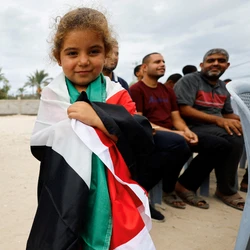 Pressionado por Washington e clamor das ruas, gabinete de Netanyahu decide se aceita trato para encerrar conflito; em primeira fase, reféns serão trocados por prisioneiros palestinos