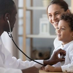 Pediatra explica como atitudes simples podem reduzir o receio e ajudar a compreender a importância de cuidar da saúde