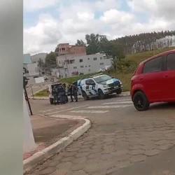Quatro pessoas estavam no veículo que tentou escapar da abordagem, no bairro São Marcos; três deles foram detidos