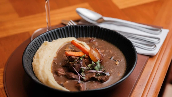 Caçarola Bistrot inclui rã, x-burguer e sopa de peixe no cardápio, que traz boeuf bourguignon repaginado. Veja também: promoções no Caranguejo do Assis e nova edição do Mestre Kukinha