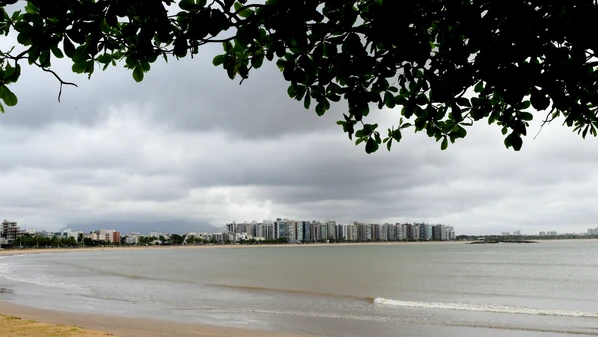 Mensagem cita risco de rajadas fortes, queda de árvores e falhas na rede elétrica; alerta vale até 19h de quinta-feira (11)