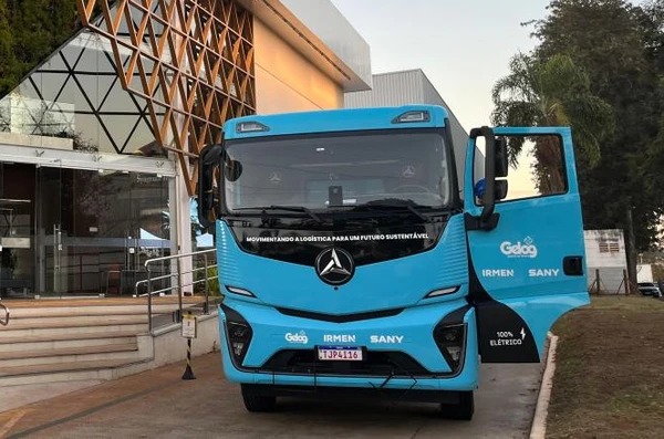 Caminhão 100% elétrico, modelo Electric Tractor SE 437, da fabricante Sany Irmen