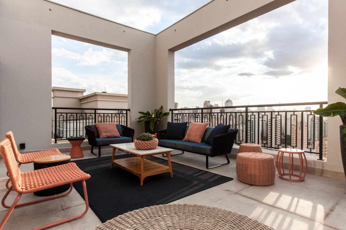 A escolha certa de materiais garante resistência e elegância nas áreas ao ar livre (Projeto: Daiane Antinolfi | Imagem: Eder Bruscagin)