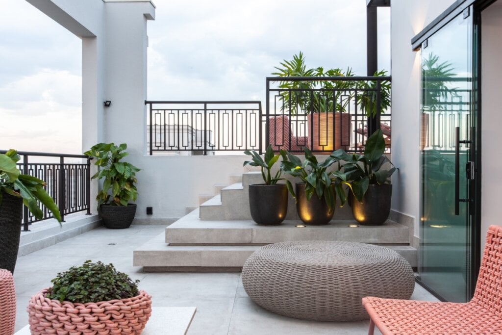 A harmonia entre paisagismo e mobiliário cria continuidade visual e reforça a integração com o ambiente natural (Projeto: Daiane Antinolfi | Imagem: Eder Bruscagin)