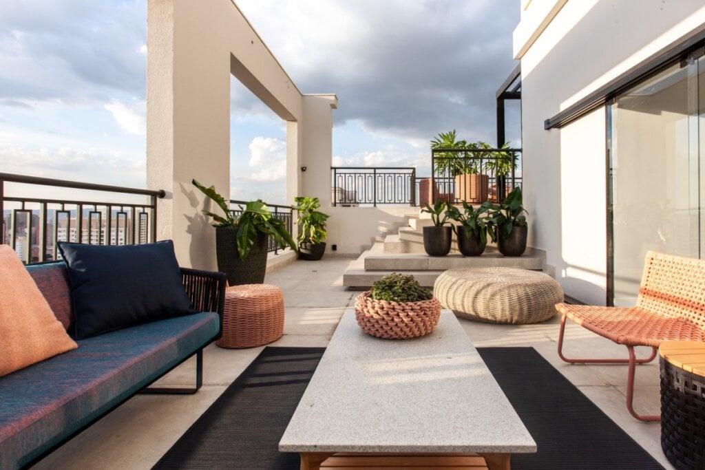 As pedras naturais proporcionam durabilidade e estabilidade aos móveis, além de trazerem um toque rústico à composição (Projeto: Daiane Antinolfi | Imagem: Eder Bruscagin)