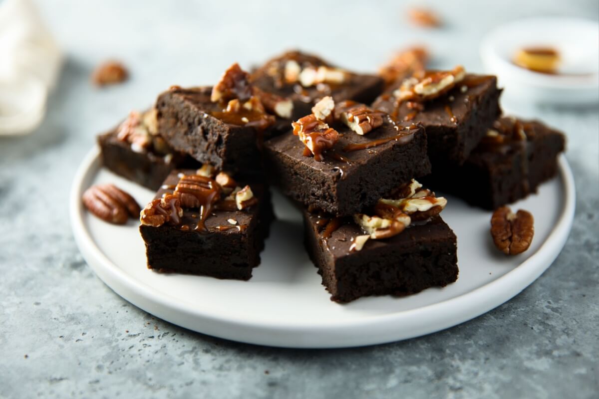 Brownie fit de cacau com nozes (Imagem: MariaKovaleva | Shutterstock)