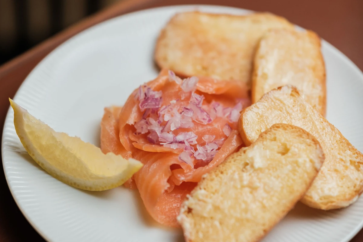 Entrada-com-salmão-do-Caçarola-Bistrot