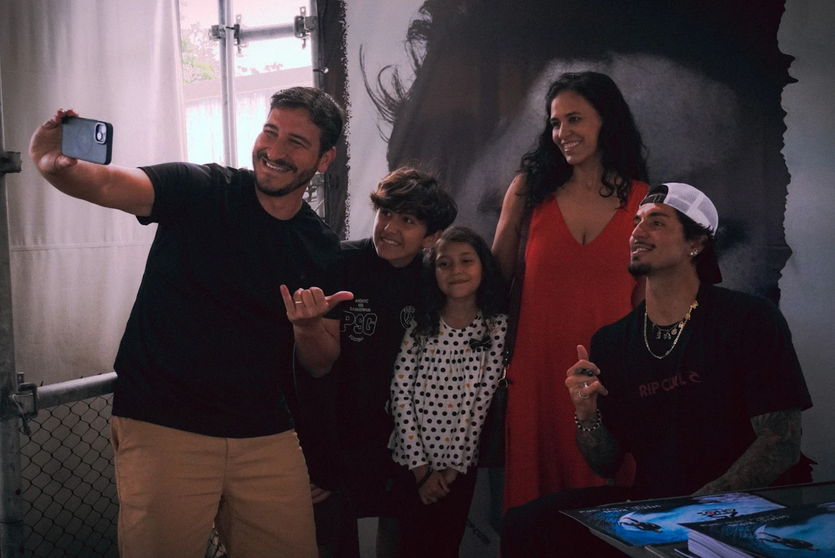 Gabriel Medina em tarde de autógrafos, em Vitória por Camila Müller