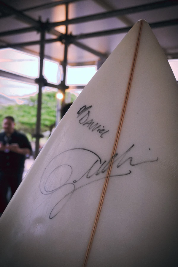 Gabriel Medina em tarde de autógrafos, em Vitória por Camila Müller