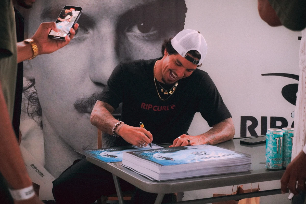 Gabriel Medina em tarde de autógrafos, em Vitória por Camila Müller