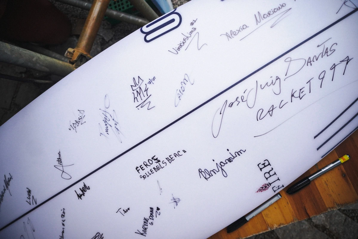 Gabriel Medina em tarde de autógrafos, em Vitória por Camila Müller