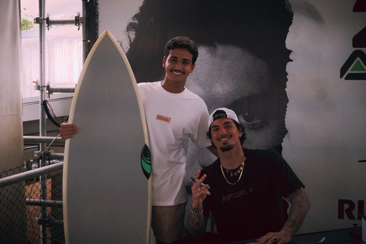 Gabriel Medina em tarde de autógrafos, em Vitória por Camila Müller