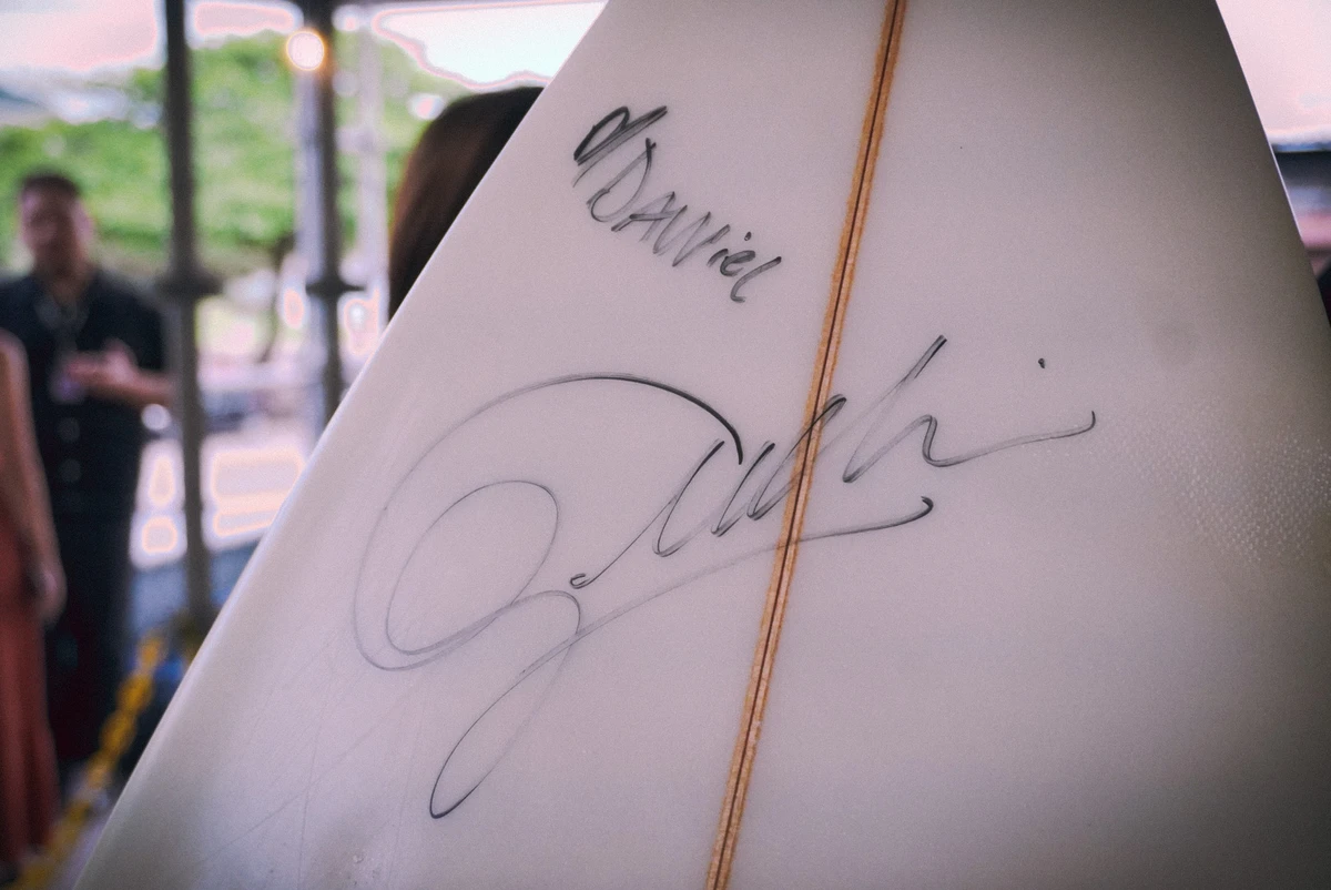 Gabriel Medina em tarde de autógrafos, em Vitória por Camila Müller