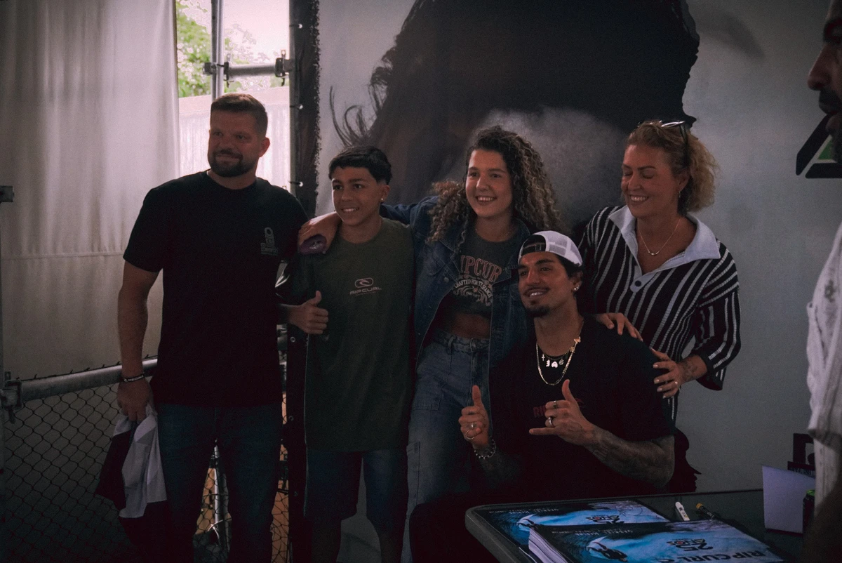 Gabriel Medina em tarde de autógrafos, em Vitória por Camila Müller