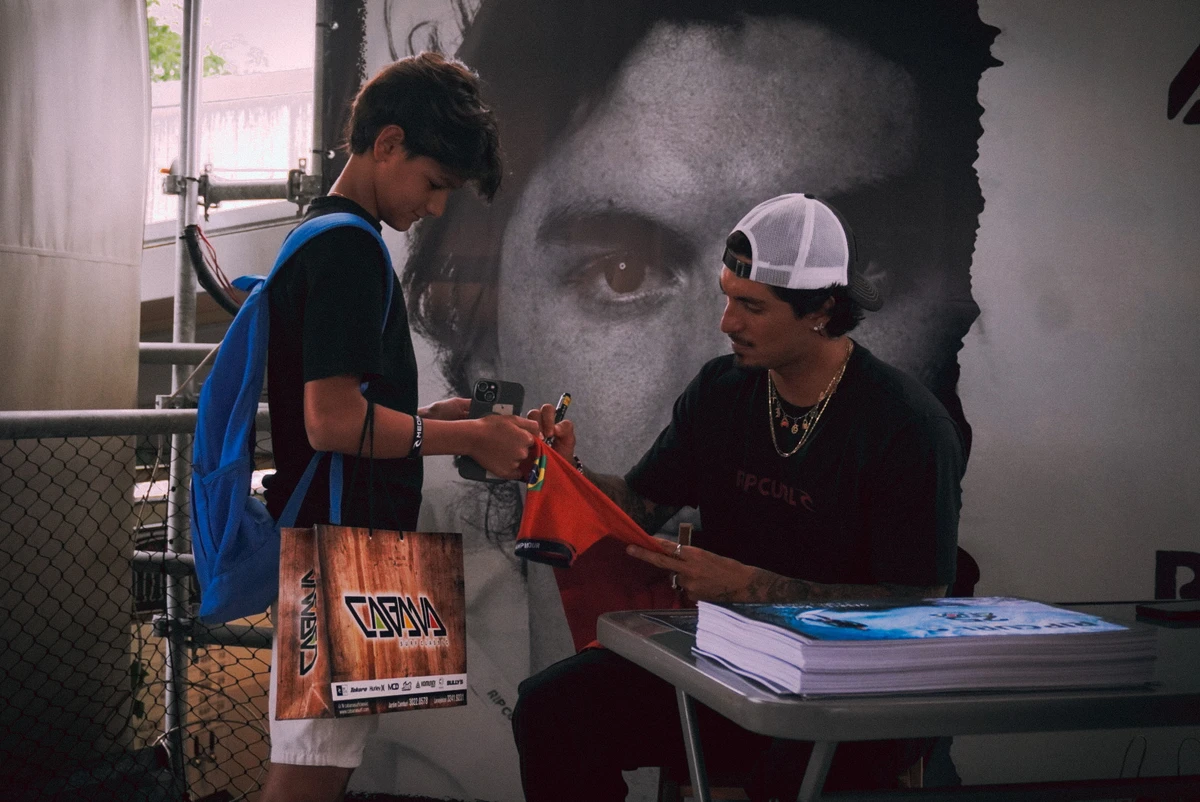 Gabriel Medina em tarde de autógrafos, em Vitória por Camila Müller