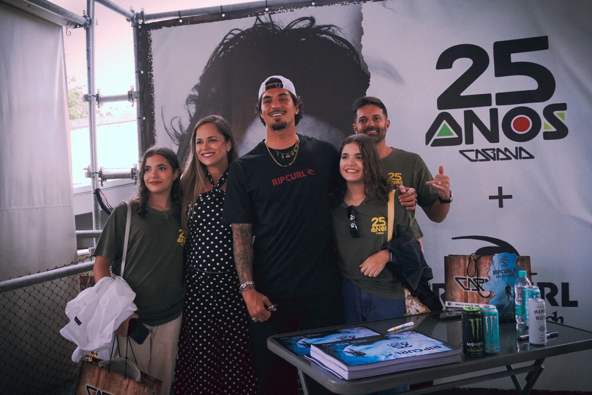 Gabriel Medina em tarde de autógrafos, em Vitória por Camila Müller