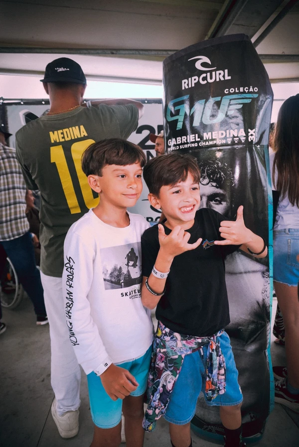 Gabriel Medina em tarde de autógrafos, em Vitória por Camila Müller