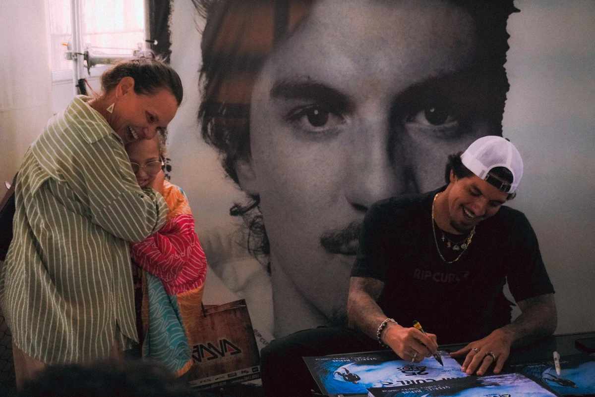 Gabriel Medina em tarde de autógrafos, em Vitória