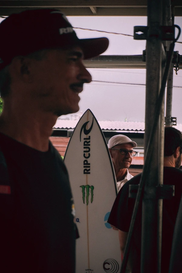 Gabriel Medina em tarde de autógrafos, em Vitória por Camila Müller