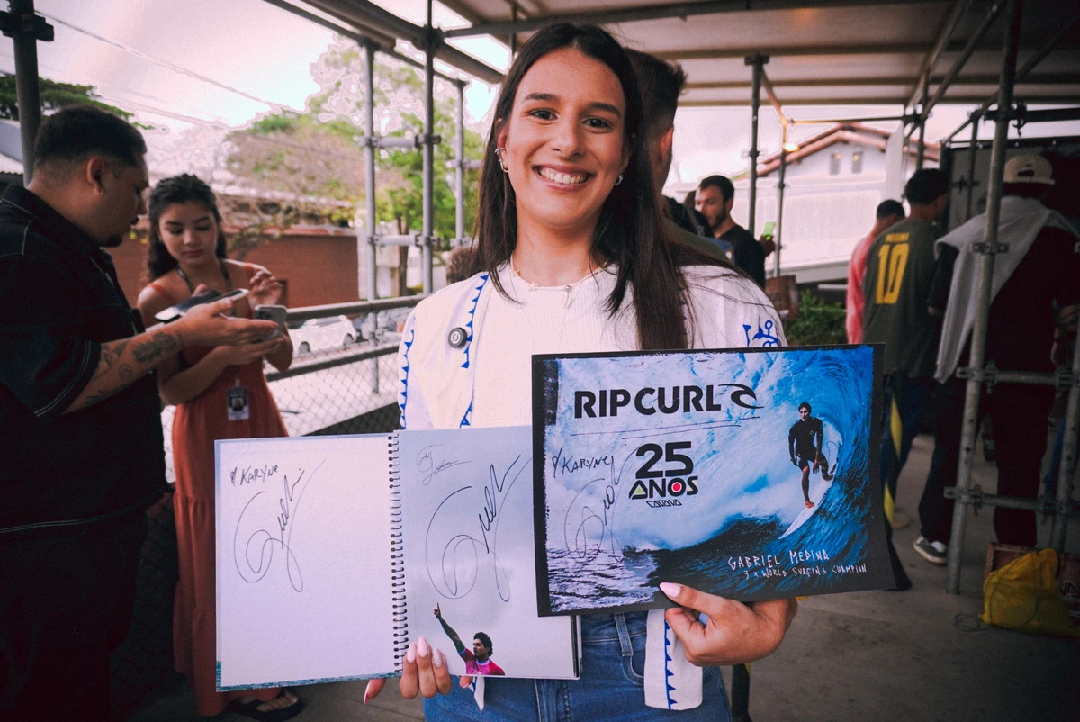 Gabriel Medina em tarde de autógrafos, em Vitória por Camila Müller