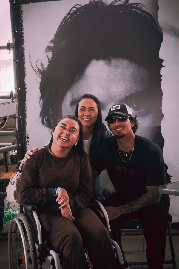 Gabriel Medina em tarde de autógrafos, em Vitória por Camila Müller