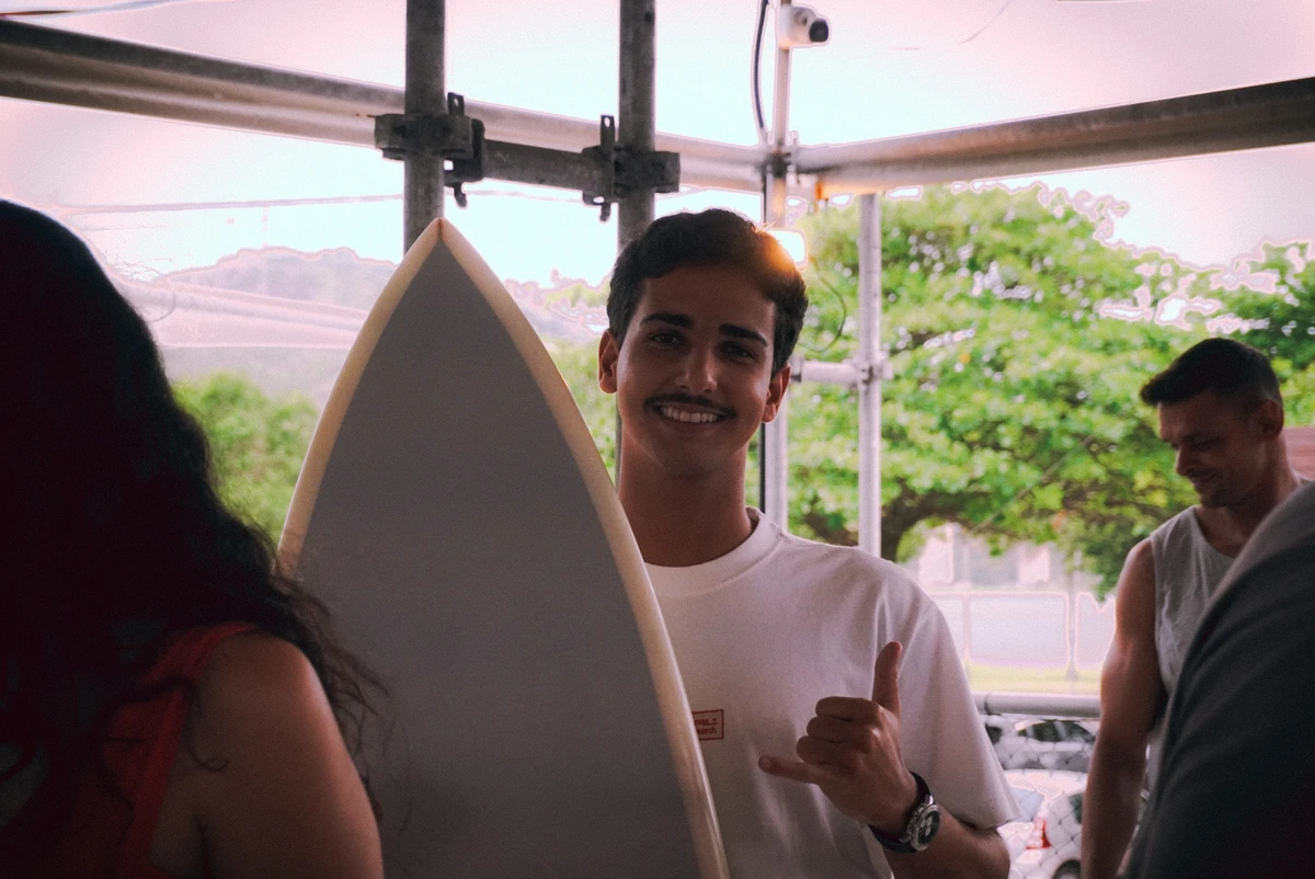 Gabriel Medina em tarde de autógrafos, em Vitória por Camila Müller