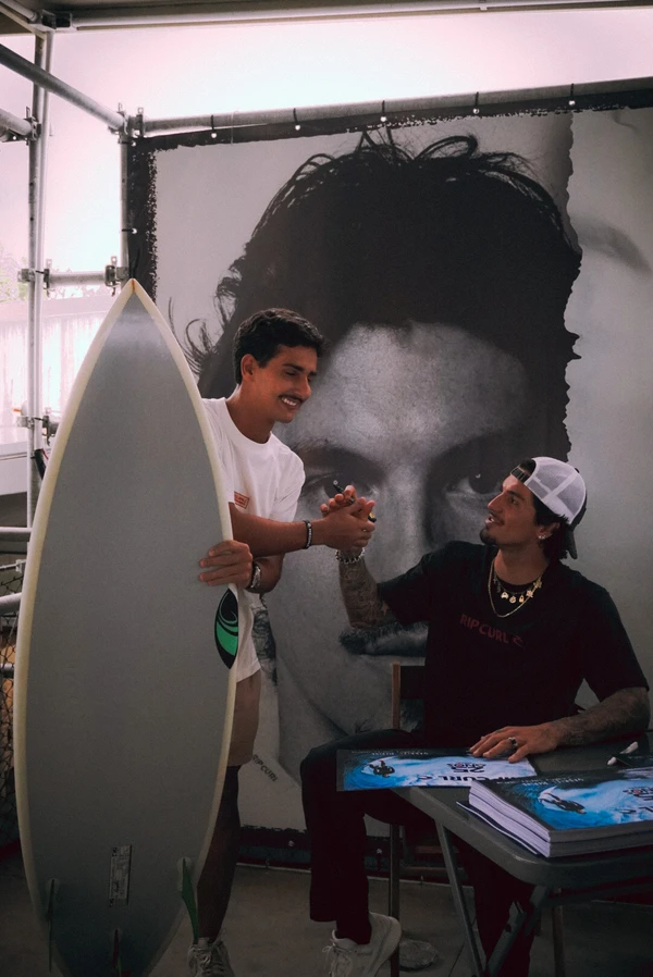 Gabriel Medina em tarde de autógrafos, em Vitória por Camila Müller