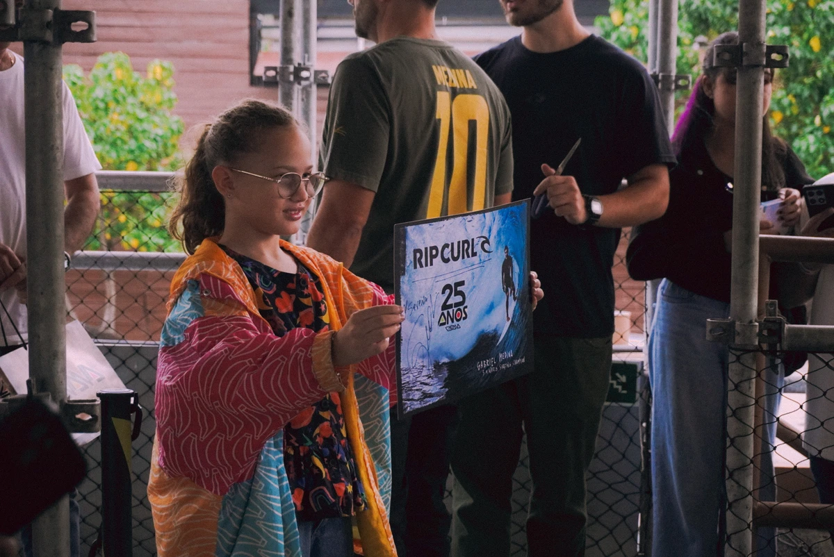 Gabriel Medina em tarde de autógrafos, em Vitória por Camila Müller
