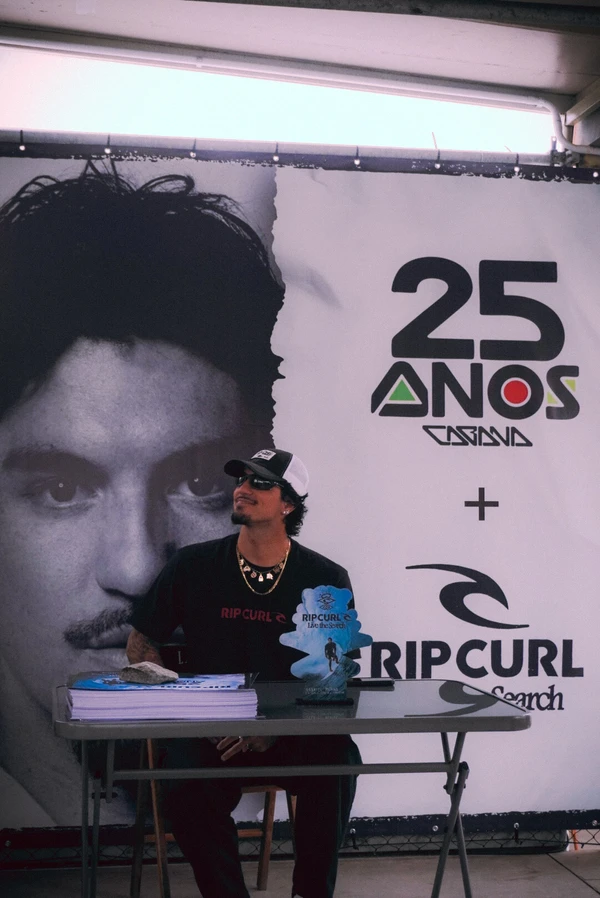 Gabriel Medina em tarde de autógrafos, em Vitória por Camila Müller