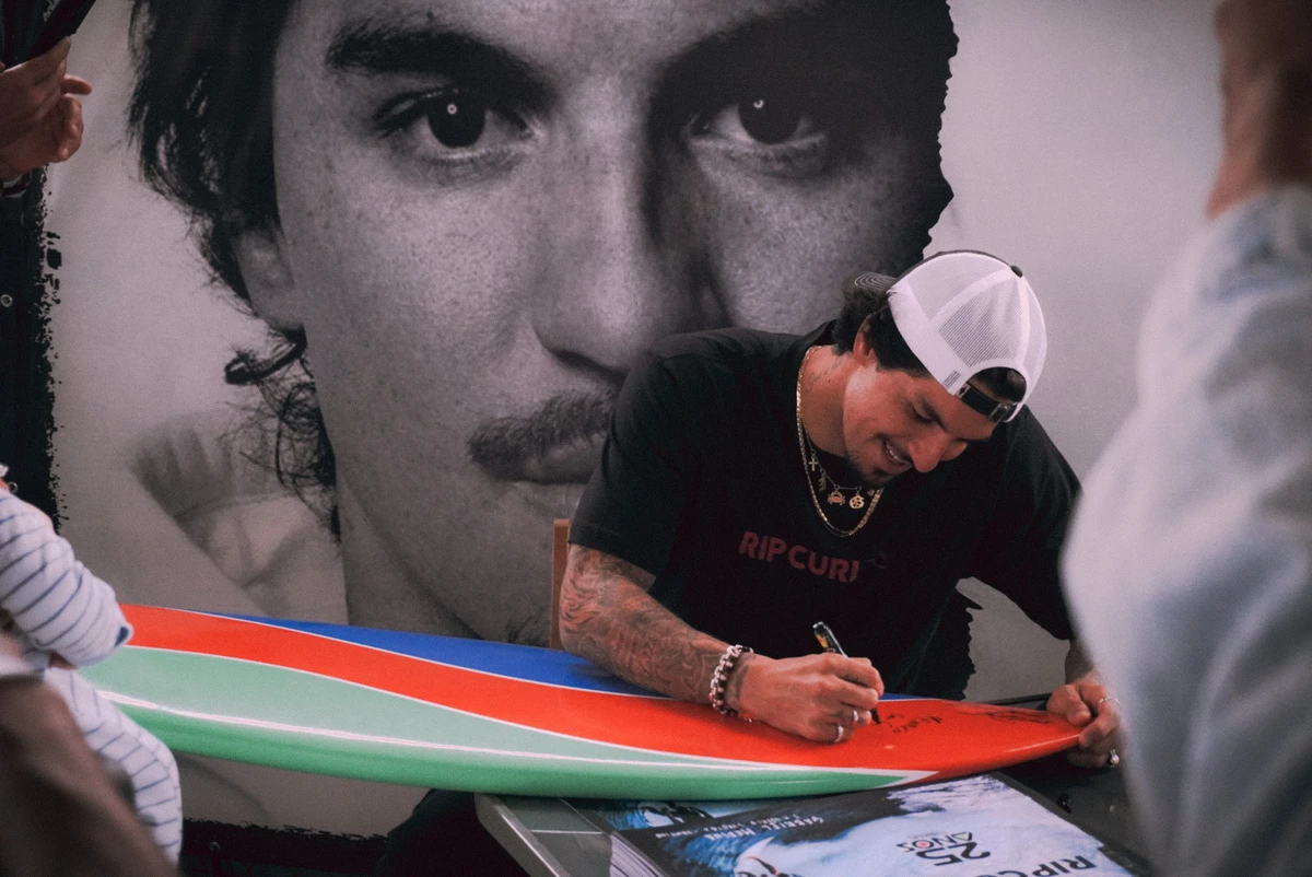 Gabriel Medina em tarde de autógrafos, em Vitória por Camila Müller