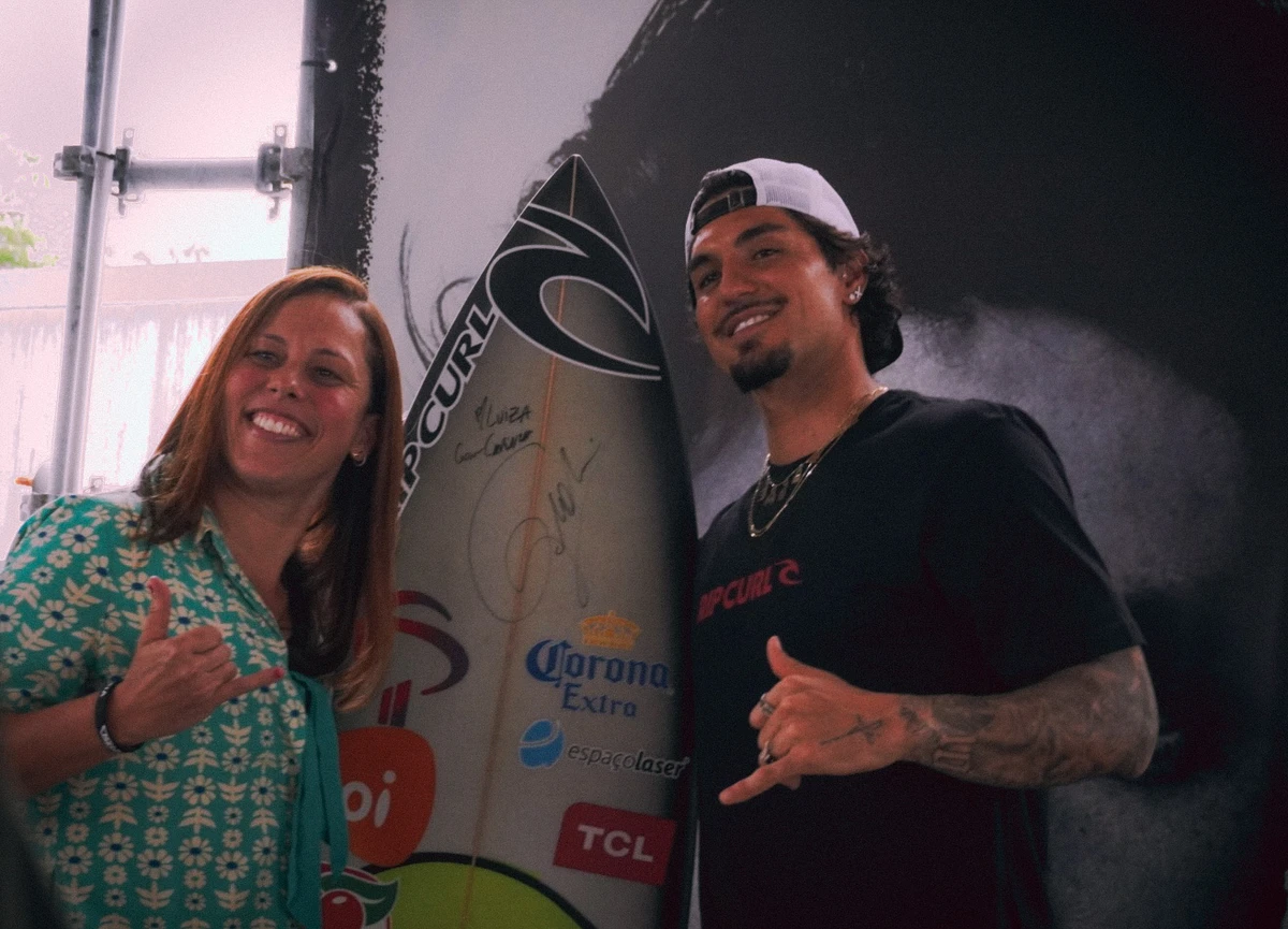 Gabriel Medina em tarde de autógrafos, em Vitória por Camila Müller