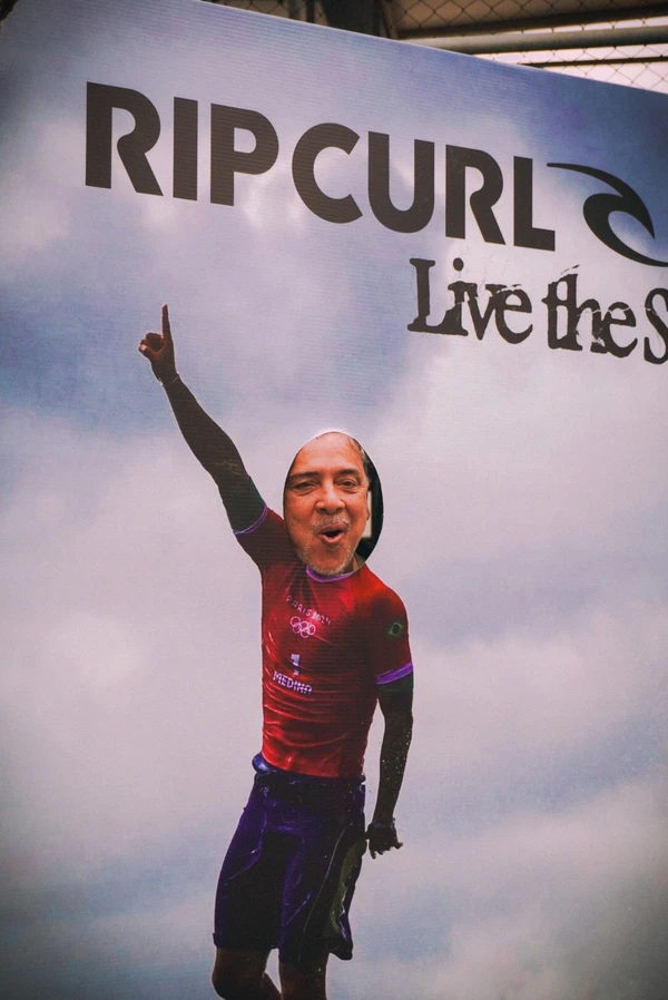 Gabriel Medina em tarde de autógrafos, em Vitória por Camila Müller