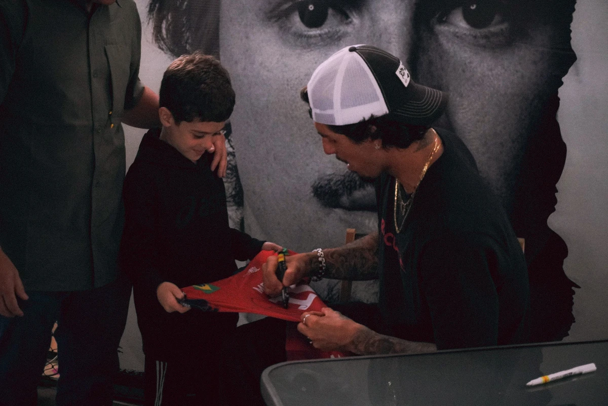 Gabriel Medina em tarde de autógrafos, em Vitória por Camila Müller