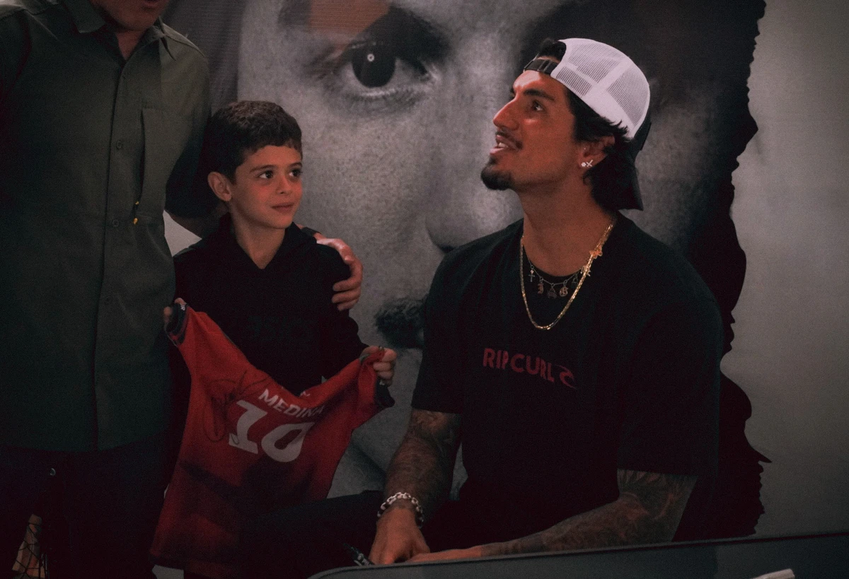 Gabriel Medina em tarde de autógrafos, em Vitória por Camila Müller