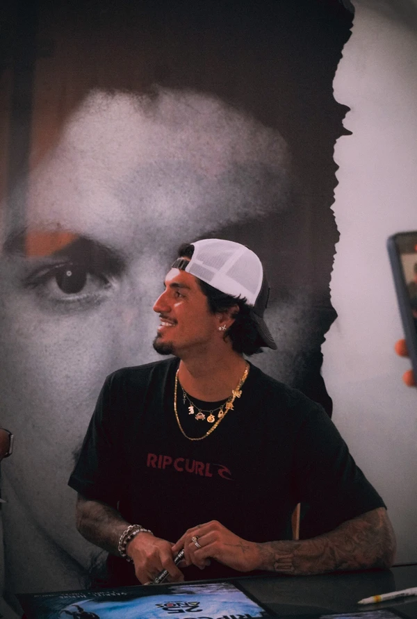 Gabriel Medina em tarde de autógrafos, em Vitória por Camila Müller