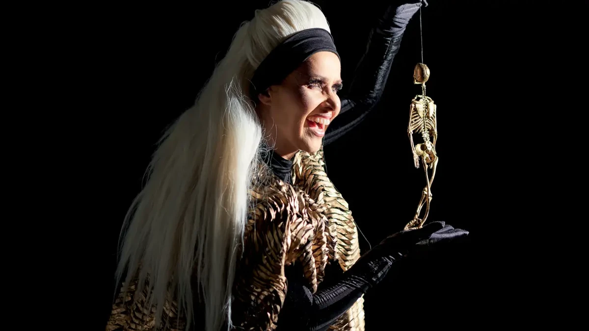 Leona Cavalli na peça Elogio da Loucura