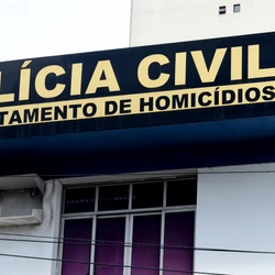 A vítima, um homem de 30 anos, foi atingida por golpe de faca na região do peito e golpe de tesoura nas costas