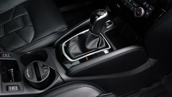 Exemplos de carros que utilizam cada tecnologia e como essas escolhas impactam o comportamento e a durabilidade do veículo