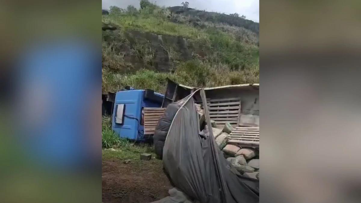 Carreta tomba na BR 101 em Ibiraçu no KM 219.