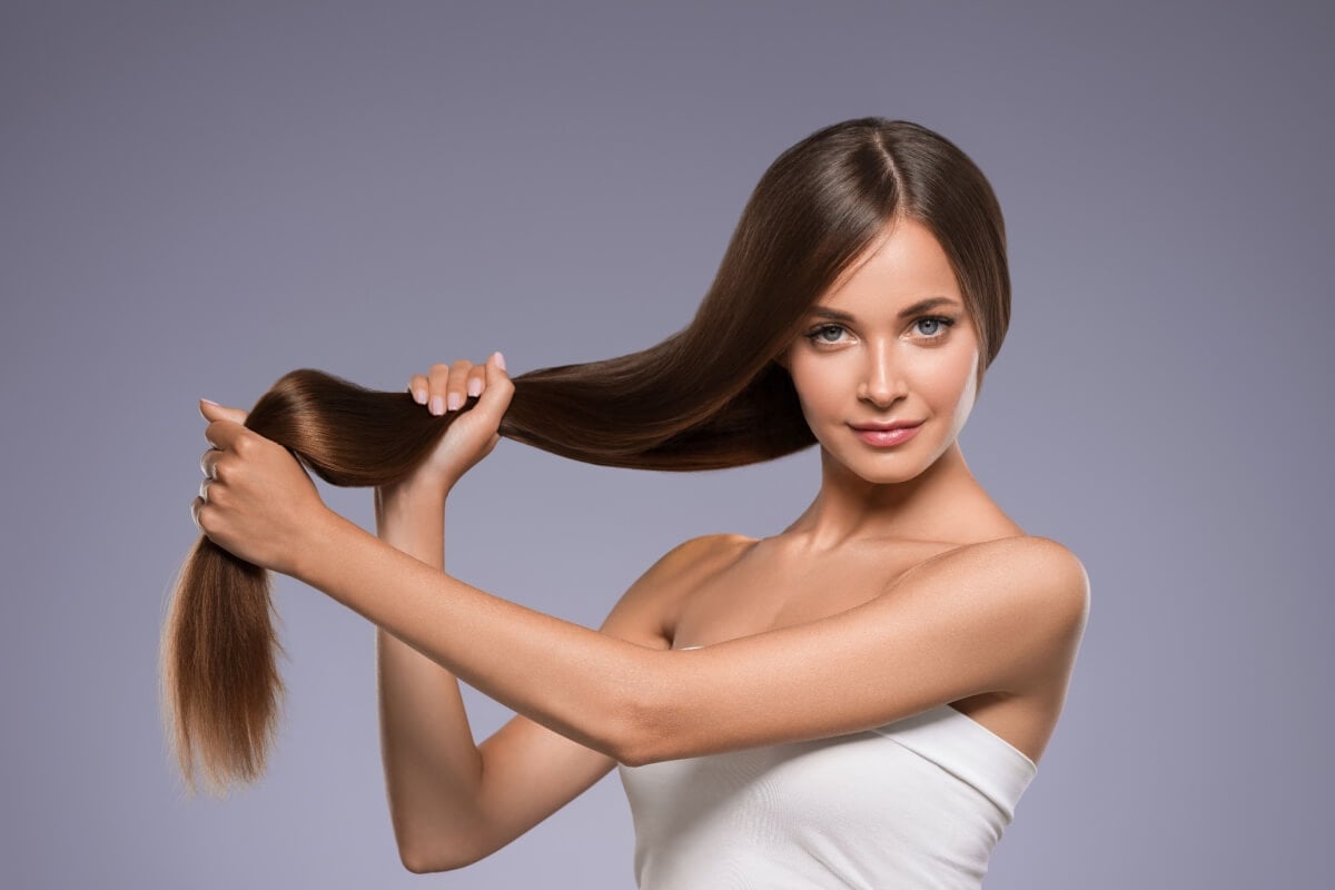 Nutrientes essenciais fortalecem os fios e reduzem a queda, mas alguns casos exigem tratamentos complementares além da suplementação (Imagem: Irina Bg | Shutterstock)