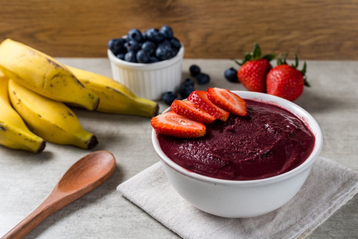 O açaí fornece energia rápida, melhora a recuperação muscular e contribui para o desempenho físico (Imagem: Vitor Lando | Shutterstock)
