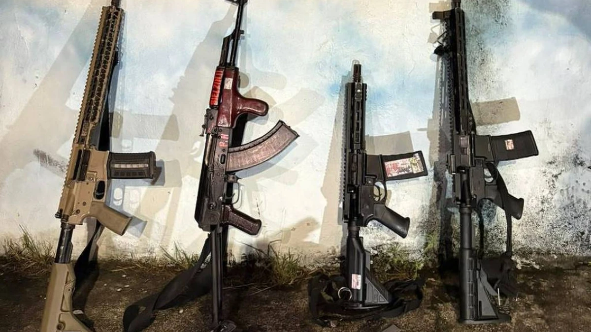 Fuzis apreendidos durante operação no Morro do Juramento, zona norte do Rio