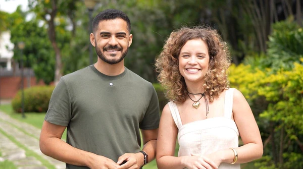 Kaique Dias e Joana Borges, apresentadores do reality culinário Que Apetite!, da TV Gazeta