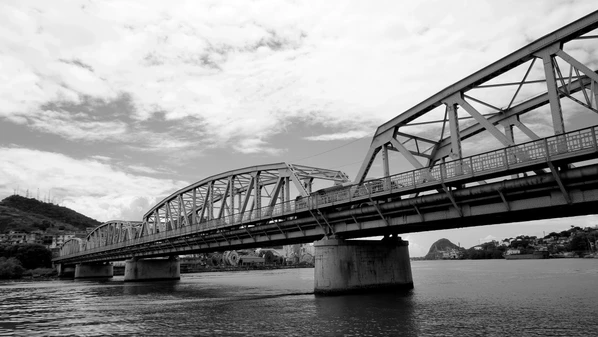 Ponte fica à mercê do desgaste e da falta de manutenção, enquanto nem governo nem prefeituras assumem ser responsáveis pela estrutura que liga Vitória a Vila Velha