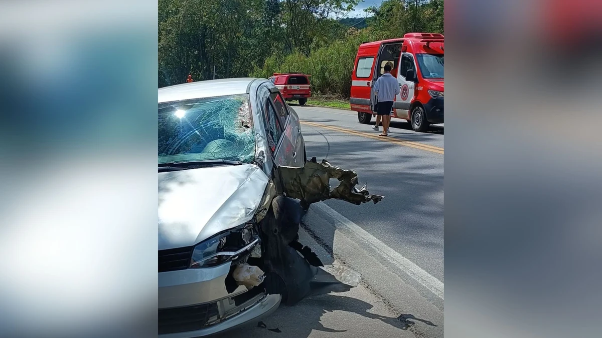 Além do carro, duas motos também se envolveram no acidente em Domingos Martins