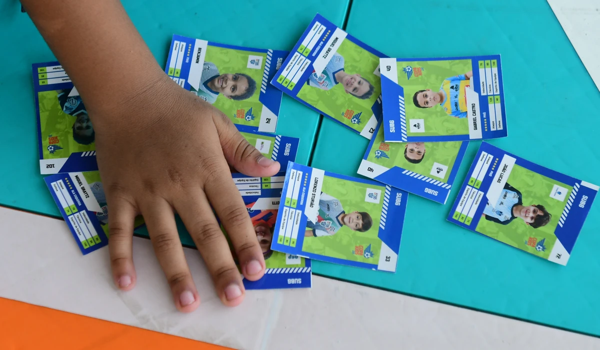 Crianças disputam torneio de futsal e podem colecionar suas próprias figurinhas