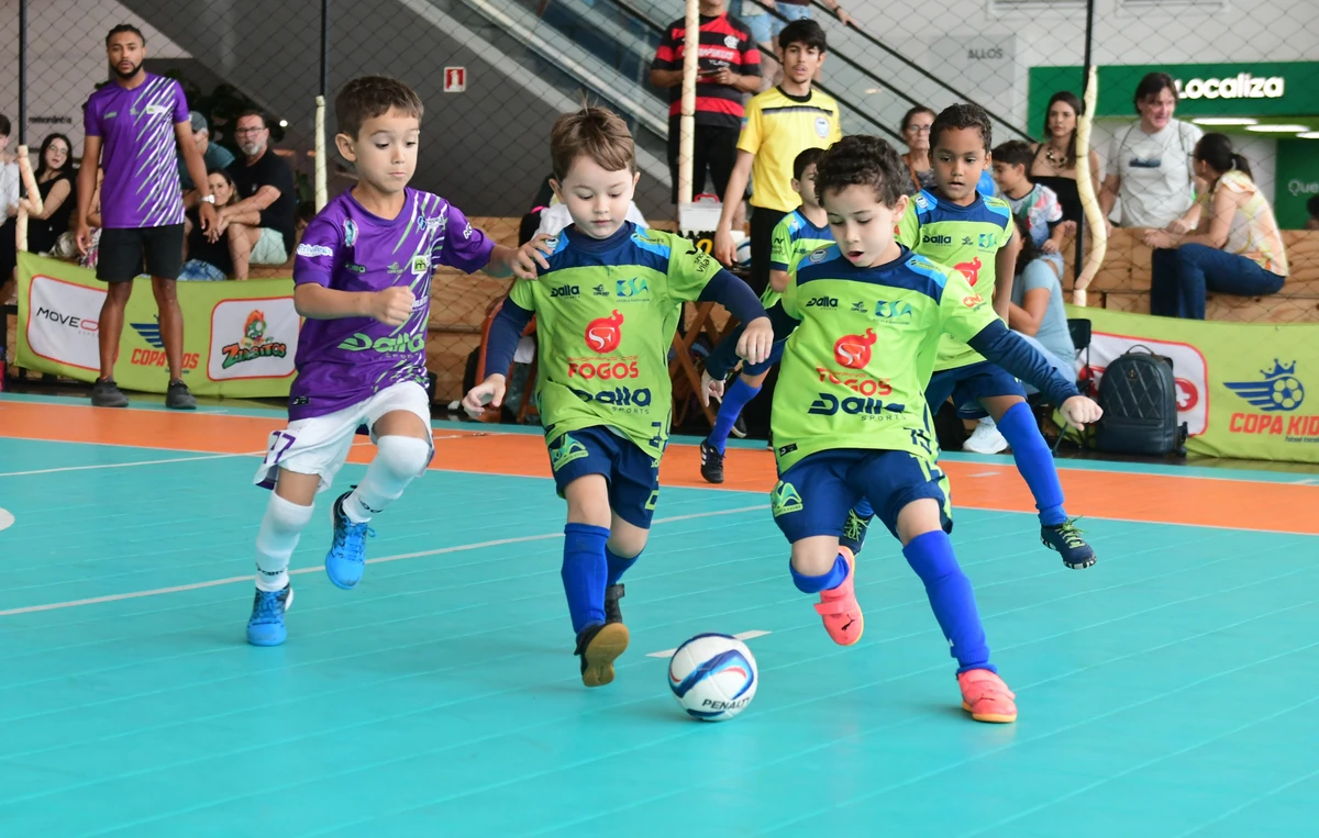 Crianças disputam torneio de futsal e podem colecionar suas próprias figurinhas por Ricardo Medeiros