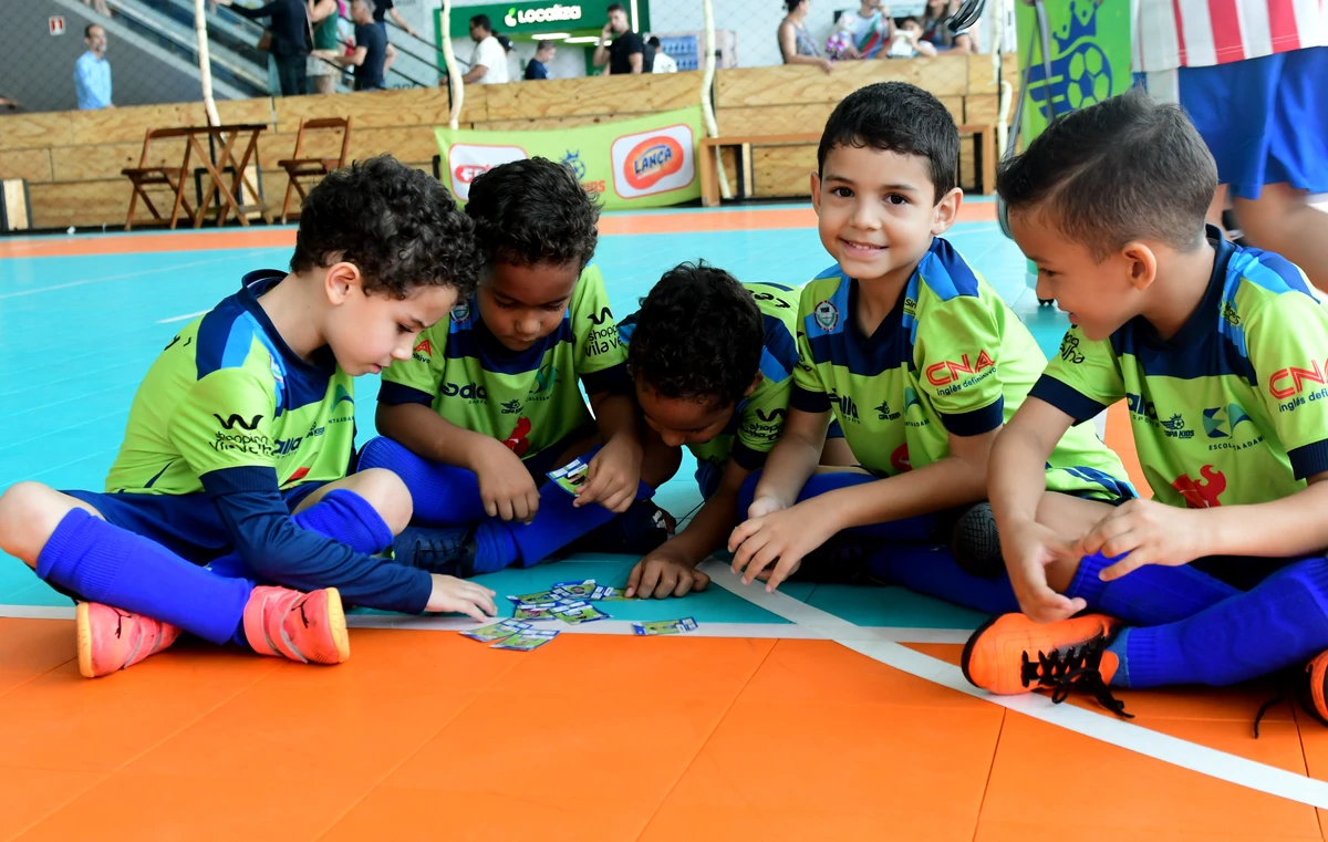 Crianças disputam torneio de futsal e podem colecionar suas próprias figurinhas por Ricardo Medeiros