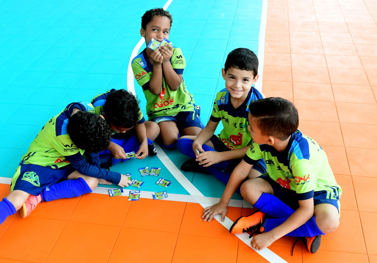 Crianças disputam torneio de futsal e podem colecionar suas próprias figurinhas por Ricardo Medeiros