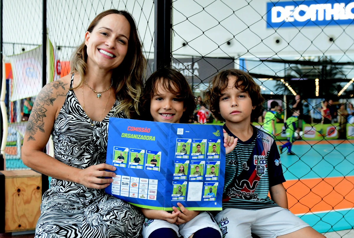 Crianças disputam torneio de futsal e podem colecionar suas próprias figurinhas